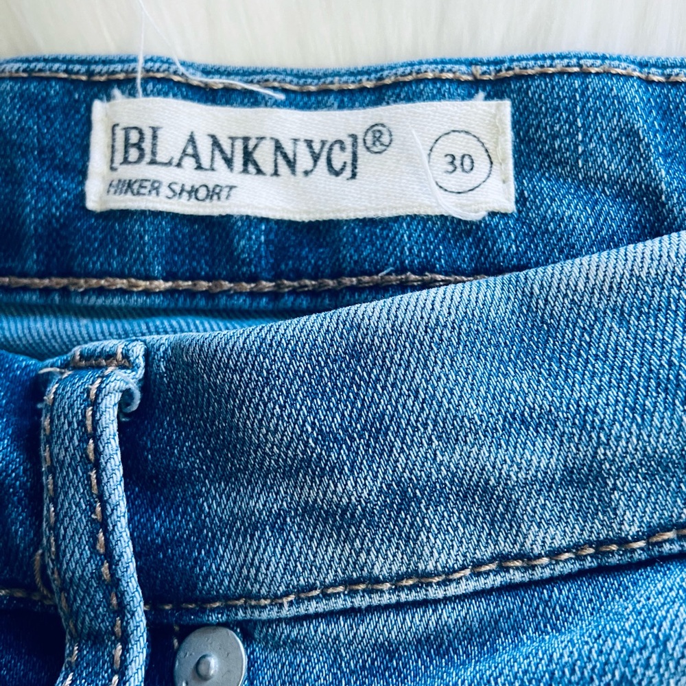 BLANK NYC Embroidered Hiker Distressed Stretch Women’s Jean Shorts Size 30 - Picture 4 of 10